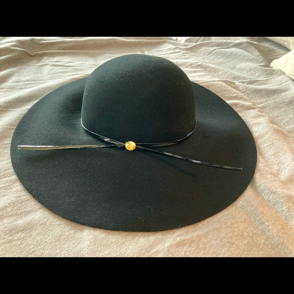 Wide brimmed 100% wool hat